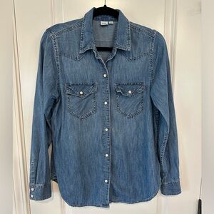 Gap. Women’s pearl snap denim shirt. Size M.